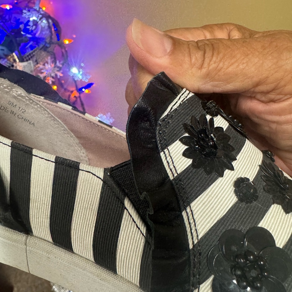 Kate Spade authentic low rise sneaker. In mint condition size 9.5 looking good. - Picture 7 of 8